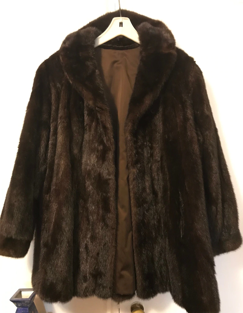 Women’s Vintage Real Mink Fur Fluffy Warm Brown Coat Women’s Vintage Real Mink Fur Fluffy Warm Brown Coat