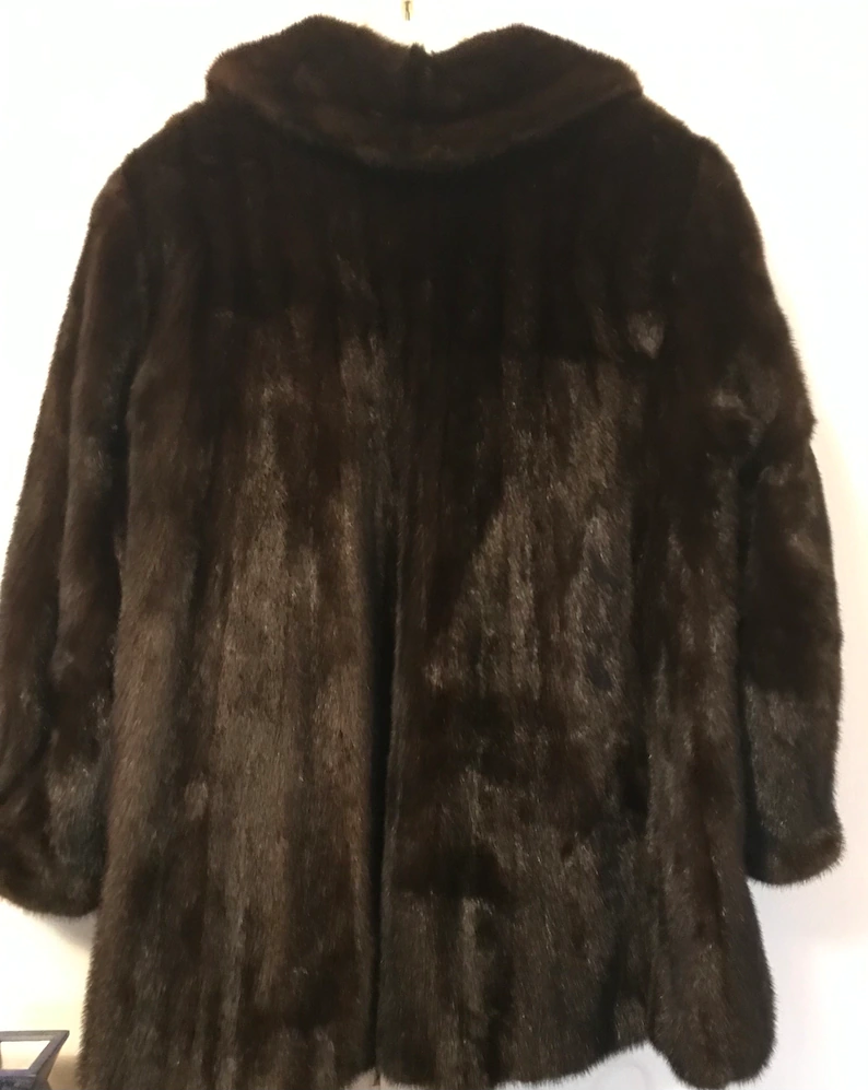 Women’s Vintage Real Mink Fur Fluffy Warm Brown Coat Women’s Vintage Real Mink Fur Fluffy Warm Brown Coat